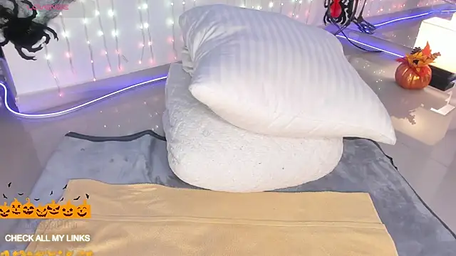 Snapshot of ohyesly_ chatting on October 7, 2025, 11:06 pm ohyesly online show from October 7, 2025, 11:06 pm