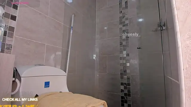 Snapshot of ohyesly_ chatting on November 16, 2025, 8:08 am ohyesly online show from November 16, 2025, 8:08 am