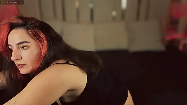 Daphne Moss online show from November 16, 2025, 2:22 pm