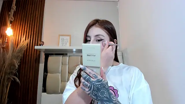 LANA-JONNES online show from October 17, 2025, 9:49 pm