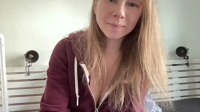 Snapshot of SweetLucy96 chatting on December 24, 2024, 9:28 am SweetLucy96 online show from December 24, 2024, 9:28 am