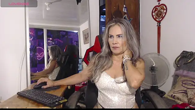 amandabakerx online show from January 14, 2025, 7:21 pm
