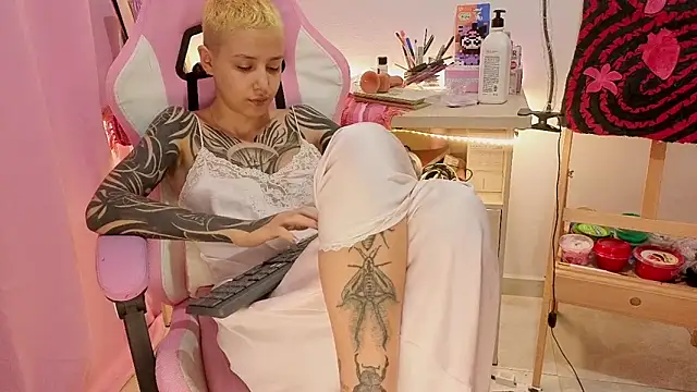 goddess vee  online show from April 25, 2026, 11:35 pm