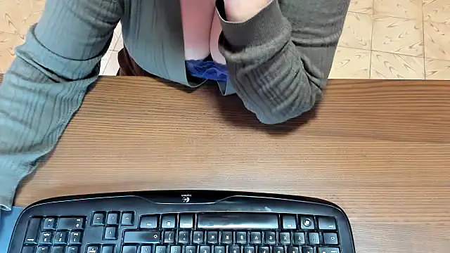 Snapshot of NikkiHolland chatting on February 9, 2026, 11:19 am NikkiHolland online show from February 9, 2026, 11:19 am