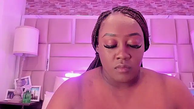 ShaniaBrownn online show from May 6, 2026, 7:40 pm