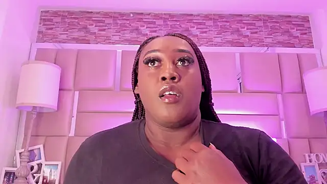 ShaniaBrownn online show from May 5, 2026, 7:39 pm