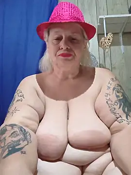 Snapshot of DavisDesires chatting on June 16, 2026, 12:27 pm DavisDesires online show from June 16, 2026, 12:27 pm