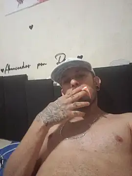 Snapshot of Bulldog2122 chatting on October 31, 2025, 8:00 am Bulldog2122 online show from October 31, 2025, 8:00 am