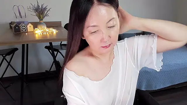 Snapshot of AvroraSakura chatting on October 8, 2025, 12:07 pm AvroraSakura online show from October 8, 2025, 12:07 pm