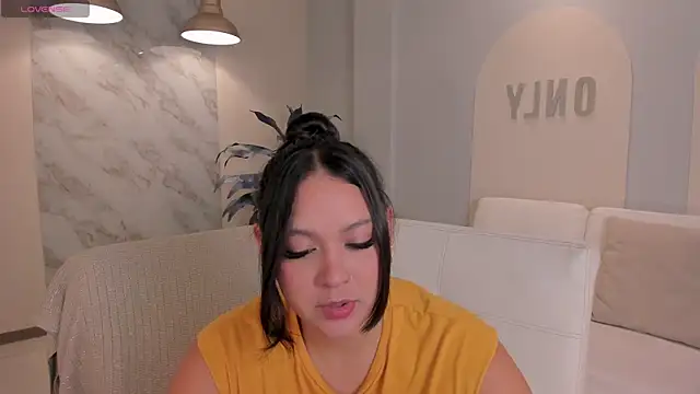 ToriCrossX online show from October 10, 2025, 1:23 pm