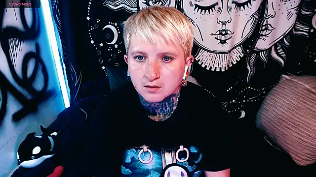 Snapshot of Marieblueeyes chatting on May 16, 2026, 2:21 am Marieblueeyes online show from May 16, 2026, 2:21 am