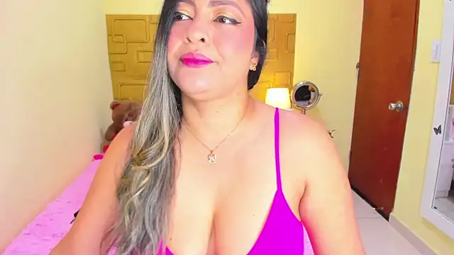 Snapshot of Julia_Haye chatting on November 19, 2025, 10:21 pm Julia Haye online show from November 19, 2025, 10:21 pm