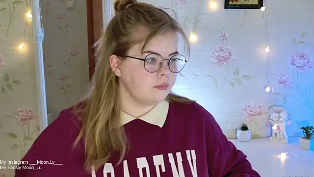 Snapshot of sinnamon_ chatting on October 31, 2025, 4:03 pm sinnamon online show from October 31, 2025, 4:03 pm