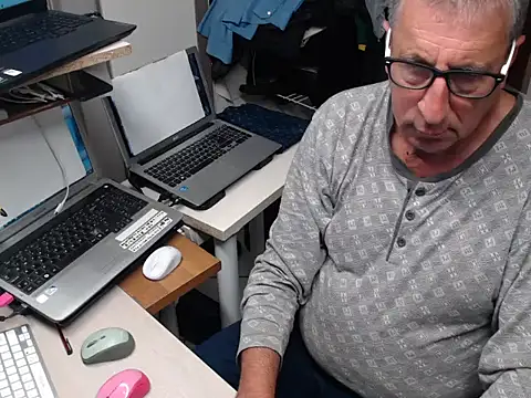 Snapshot of firenze77 chatting on May 22, 2026, 4:54 am firenze77 online show from May 22, 2026, 4:54 am