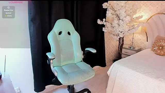 Snapshot of KatalinaMillan chatting on October 28, 2025, 5:50 am KatalinaMillan online show from October 28, 2025, 5:50 am