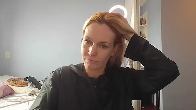 Annylove1 online show from May 4, 2026, 12:08 pm
