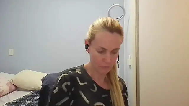 Annylove1 online show from May 3, 2026, 12:27 am