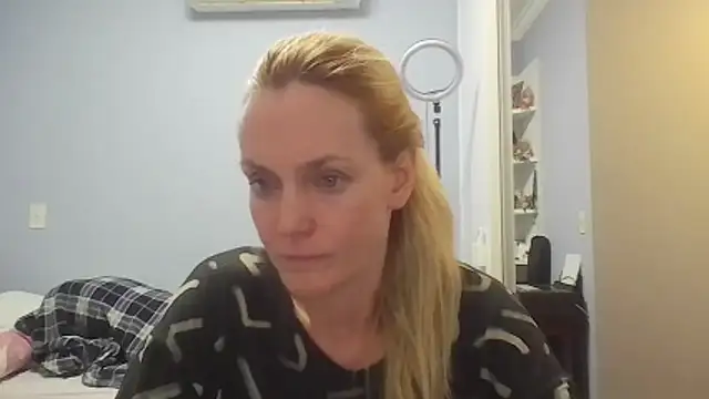 Annylove1 online show from May 4, 2026, 12:03 am