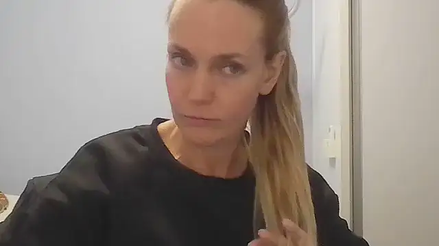 Snapshot of Annylove1 chatting on June 4, 2026, 11:53 pm Annylove1 online show from June 4, 2026, 11:53 pm