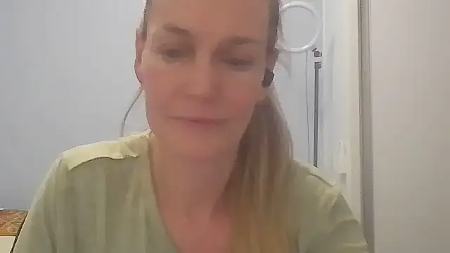 Snapshot of Annylove1 chatting on August 4, 2026, 12:26 am Annylove1 online show from August 4, 2026, 12:26 am