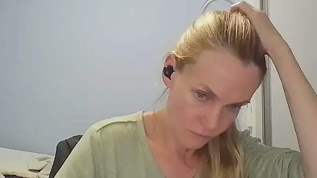 Annylove1 online show from April 29, 2026, 12:26 am