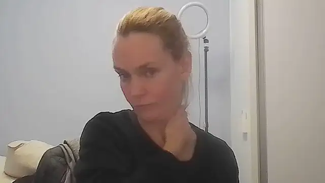 Snapshot of Annylove1 chatting on June 24, 2026, 12:31 am Annylove1 online show from June 24, 2026, 12:31 am