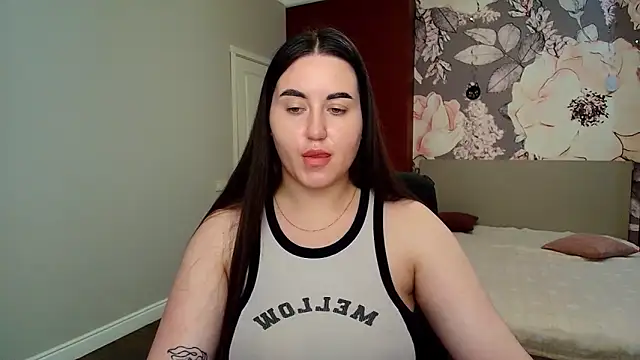 Snapshot of Roxie_Bradley chatting on June 16, 2026, 5:51 am Roxie Bradley online show from June 16, 2026, 5:51 am