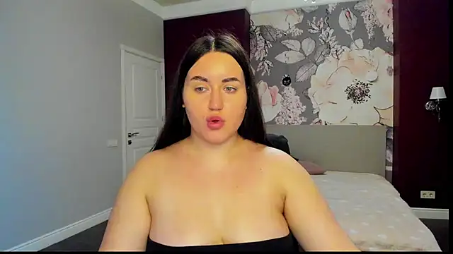 Snapshot of Roxie_Bradley chatting on December 18, 2025, 6:40 am Roxie Bradley online show from December 18, 2025, 6:40 am