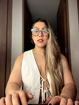 Snapshot of Im_sophiie chatting on April 21, 2026, 7:15 am Im sophiie online show from April 21, 2026, 7:15 am