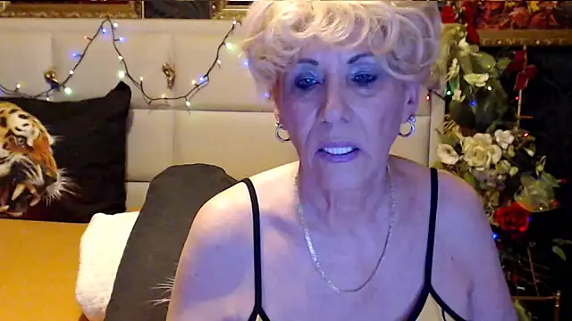 Snapshot of HappyWomanOn chatting on October 27, 2025, 10:16 am HappyWomanOn online show from October 27, 2025, 10:16 am