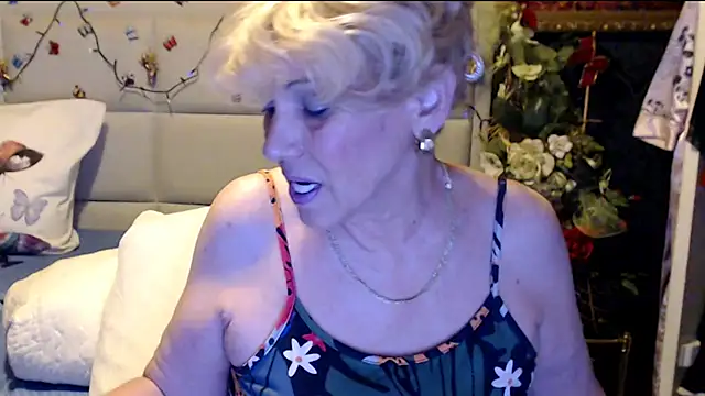 Snapshot of HappyWomanOn chatting on November 24, 2025, 7:03 pm HappyWomanOn online show from November 24, 2025, 7:03 pm