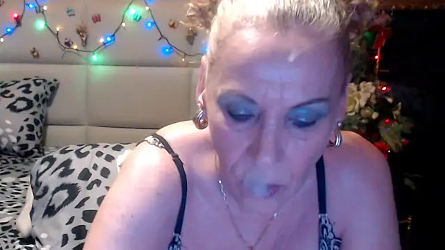 Snapshot of HappyWomanOn chatting on July 18, 2026, 9:40 am HappyWomanOn online show from July 18, 2026, 9:40 am