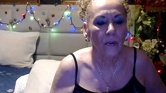 Snapshot of HappyWomanOn chatting on August 6, 2026, 6:41 am HappyWomanOn online show from August 6, 2026, 6:41 am