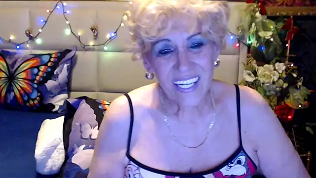 Snapshot of HappyWomanOn chatting on October 31, 2025, 7:32 pm HappyWomanOn online show from October 31, 2025, 7:32 pm