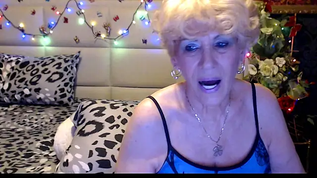 Snapshot of HappyWomanOn chatting on November 18, 2025, 8:39 am HappyWomanOn online show from November 18, 2025, 8:39 am
