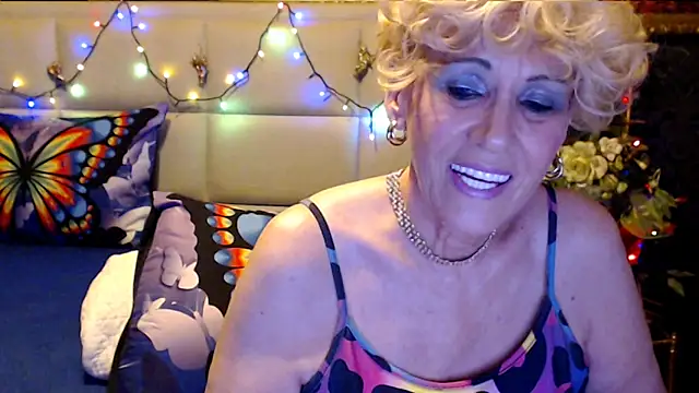 Snapshot of HappyWomanOn chatting on November 3, 2025, 7:17 pm HappyWomanOn online show from November 3, 2025, 7:17 pm