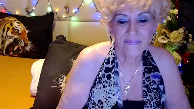 Snapshot of HappyWomanOn chatting on October 24, 2025, 6:29 pm HappyWomanOn online show from October 24, 2025, 6:29 pm