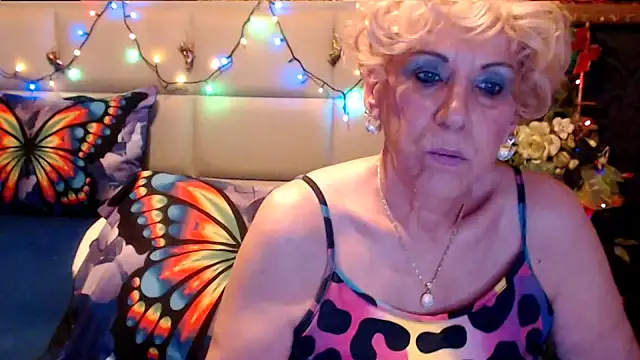 Snapshot of HappyWomanOn chatting on October 28, 2025, 7:13 pm HappyWomanOn online show from October 28, 2025, 7:13 pm