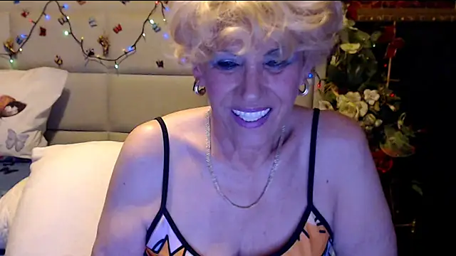 Snapshot of HappyWomanOn chatting on November 29, 2025, 10:15 am HappyWomanOn online show from November 29, 2025, 10:15 am