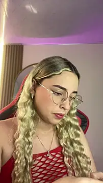 Snapshot of Irisweet_ chatting on May 24, 2026, 12:54 am Irisweet online show from May 24, 2026, 12:54 am