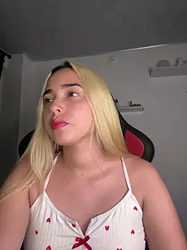 Snapshot of Irisweet_ chatting on February 23, 2025, 5:34 am Irisweet online show from February 23, 2025, 5:34 am