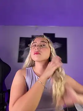 Snapshot of Irisweet_ chatting on November 27, 2025, 10:43 pm Irisweet online show from November 27, 2025, 10:43 pm