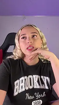 Snapshot of Irisweet_ chatting on November 5, 2025, 10:13 pm Irisweet online show from November 5, 2025, 10:13 pm