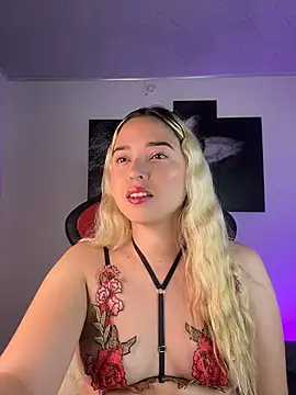 Snapshot of Irisweet_ chatting on October 18, 2025, 10:39 am Irisweet online show from October 18, 2025, 10:39 am