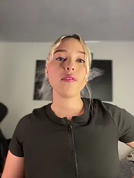 Snapshot of Irisweet_ chatting on December 2, 2025, 10:44 pm Irisweet online show from December 2, 2025, 10:44 pm