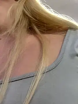 Snapshot of Irisweet_ chatting on February 23, 2025, 12:30 am Irisweet online show from February 23, 2025, 12:30 am