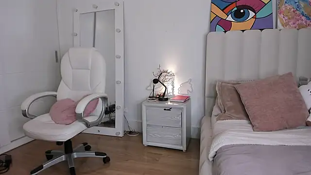 Daniela Miller  online show from September 27, 2025, 11:44 pm