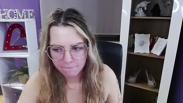 Zoey Erotic online show from December 15, 2025, 5:35 am