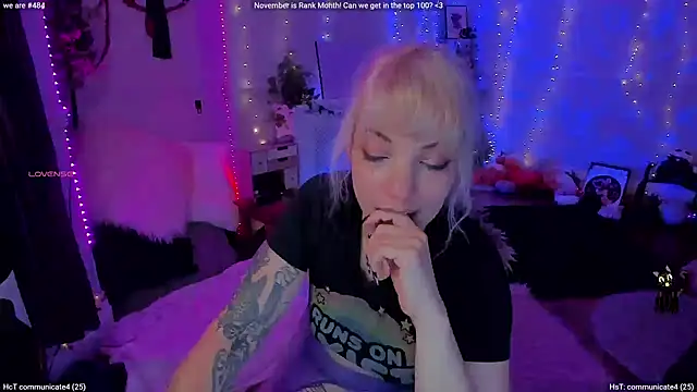 Snapshot of AliceW0lf chatting on November 25, 2025, 7:36 pm AliceW0lf online show from November 25, 2025, 7:36 pm