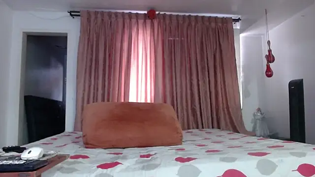 Snapshot of linapalacios chatting on June 2, 2026, 10:32 pm linapalacios online show from June 2, 2026, 10:32 pm